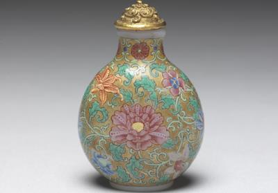 图片[2]-Glass-body painted enamel snuff bottle with a scrolling floral design on a gold background, Qianlong reign (1735-1796), Qing dynasty-China Archive